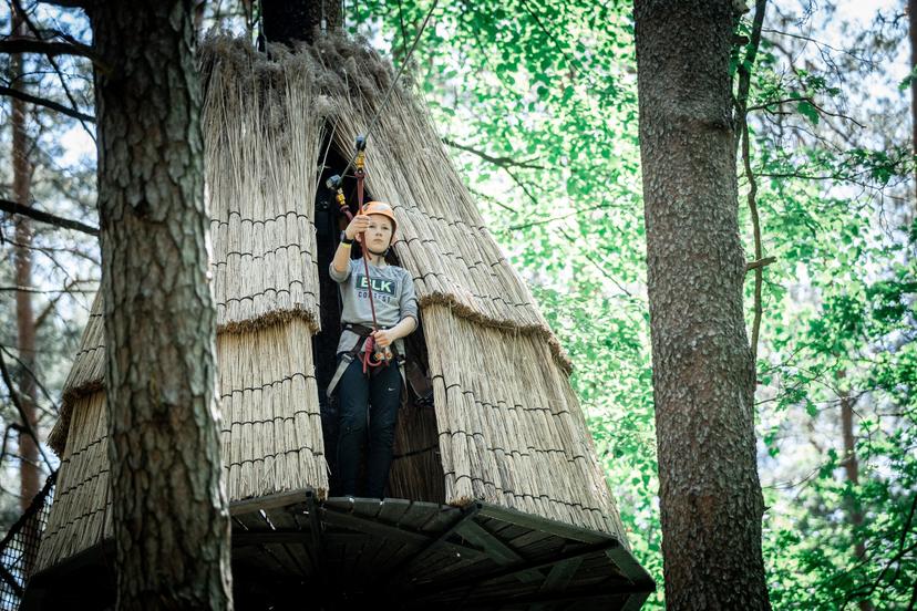 Väljakutsuv seiklusrada puudelatvadel